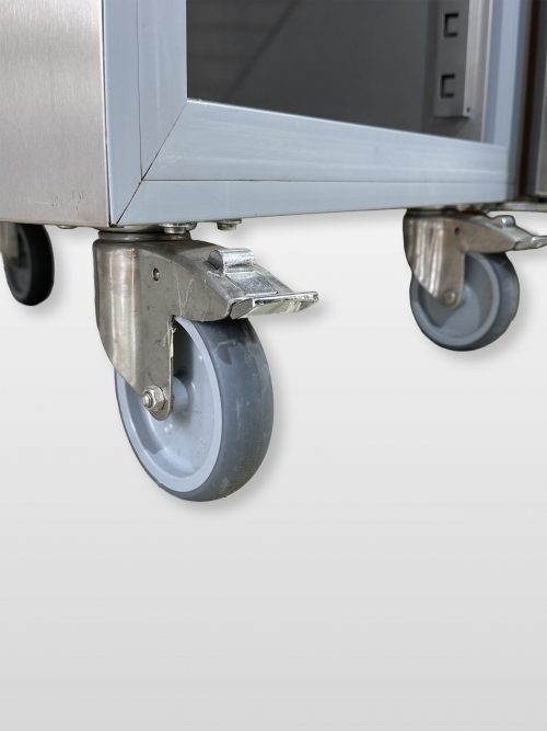 Lnkrollen unter dem Tiefkühlschrank